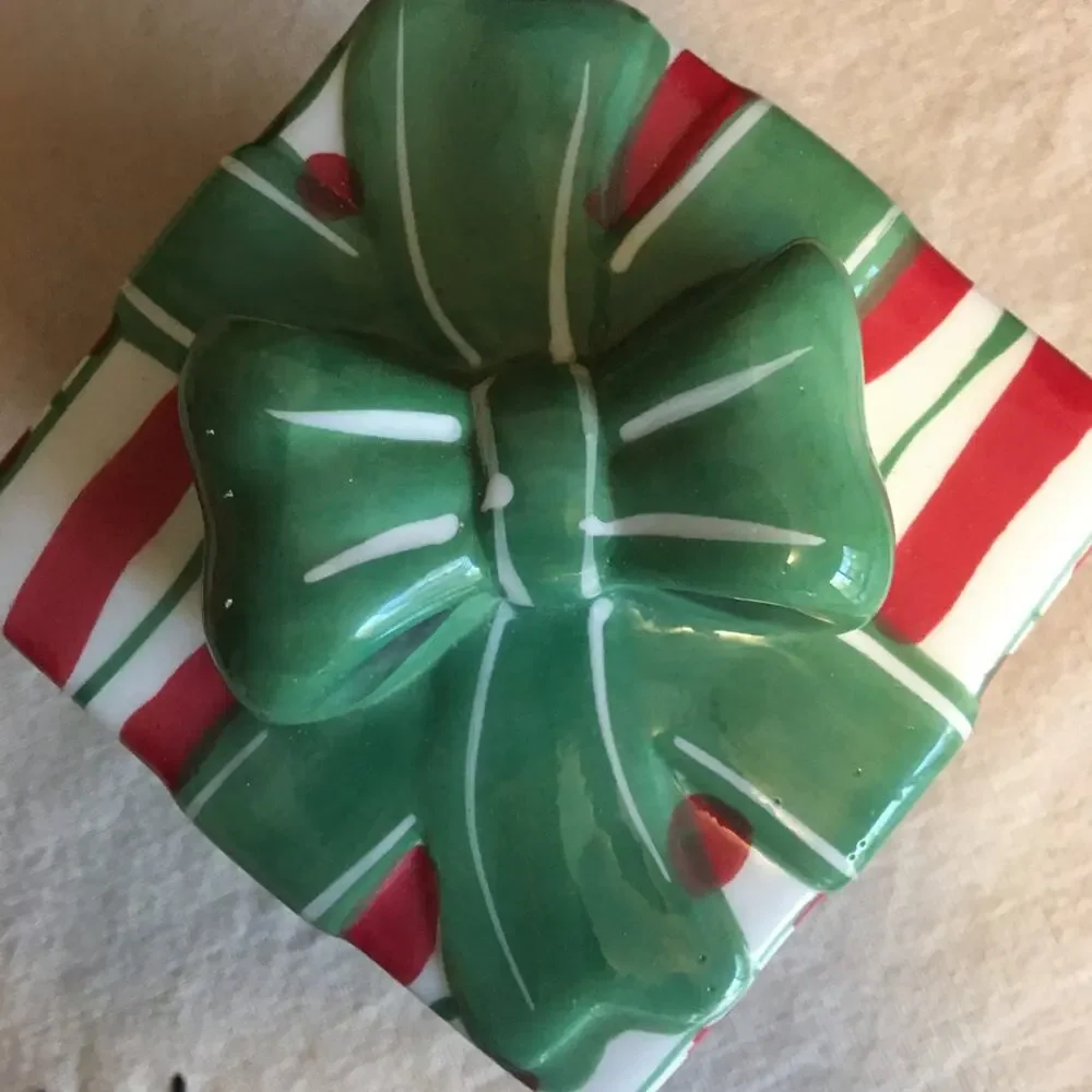 ND Handpainted Ceramic Christmas Present Holiday Box Catchall Candy Dish Décor